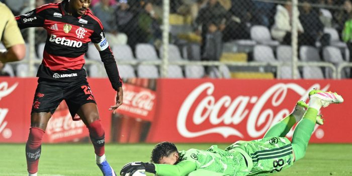 Pedro Díaz (d), golero del Cusco, controla el balón ante el asedio de un jugador del Flamengo este miércoles en un partido de la Copa Libertadores en el estadio Inca Garcilaso de la Vega. EFE/ Paloma Del Solar