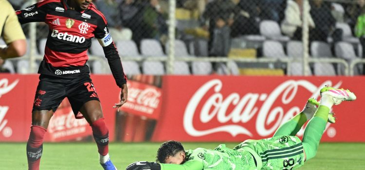 Pedro Díaz (d), golero del Cusco, controla el balón ante el asedio de un jugador del Flamengo este miércoles en un partido de la Copa Libertadores en el estadio Inca Garcilaso de la Vega. EFE/ Paloma Del Solar