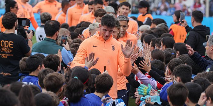 Jugadores de la selección de fútbol de Uruguay saludan niños durante un evento de despedida este viernes en el estadio Tito López López, en Pando, Canelones. EFE/ Gastón Britos
