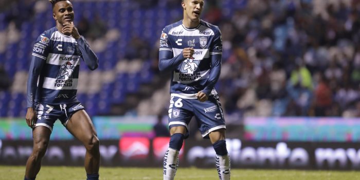 Faber Gil (i) y Nelson Deossa (d) de Pachuca festejan una anotación a Puebla este viernes, durante un partido del Torneo Apertura 2024 de la liga de fútbol mexicano, entre Puebla y Pachuca, en el estadio Cuauhtémoc en Puebla (México). EFE/ Hilda Ríos