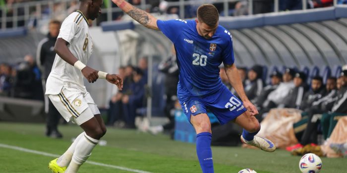 El internacional serbio Sergej Milinkovic-Savic (d), en acción contra el saudí Marwan Alsahafi (i), durante el partido amistoso que ambas selecciones disputaron este martes en Backa Topola (Serbia). EFE/ ANDREJ CUKIC