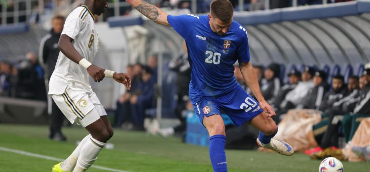 El internacional serbio Sergej Milinkovic-Savic (d), en acción contra el saudí Marwan Alsahafi (i), durante el partido amistoso que ambas selecciones disputaron este martes en Backa Topola (Serbia). EFE/ ANDREJ CUKIC