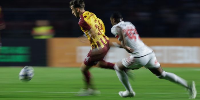 Facundo Boné (i) de Tolima controla el balón hoy, en un partido de fase de grupos de la Copa Sudamericana entre Sao Paulo y Deportes Tolima, en el estadio Morumbi, en Sao Paulo (Brasil). EFE/ Isaac Fontana