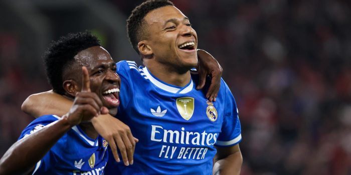 El jugador del Real Madrid Kylian Mbappe (d) y Vincicius celebran un gol durante el partido de la UEFA Champions League que han jugado Olympiacos FC y Real Madrid en Atenas, Grecia. EFE/EPA/GEORGIA PANAGOPOULOU