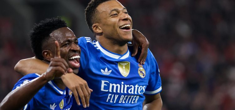 El jugador del Real Madrid Kylian Mbappe (d) y Vincicius celebran un gol durante el partido de la UEFA Champions League que han jugado Olympiacos FC y Real Madrid en Atenas, Grecia. EFE/EPA/GEORGIA PANAGOPOULOU