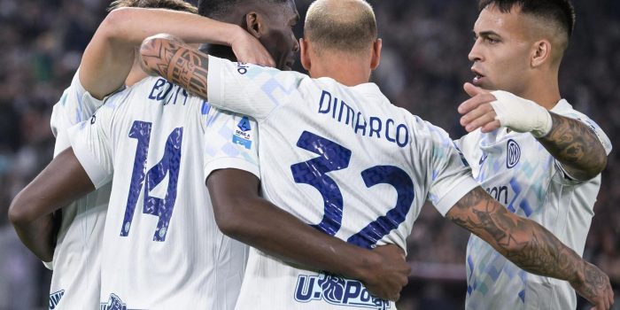El jugador del Inter Ange-Yoan Bonny celebra el gold e la victoria durante el partido de la Serie A que han jugado AS Roma y FC Inter en el Olímpico stadium de Roma, Italia. EFE/EPA/Riccardo Antimiani