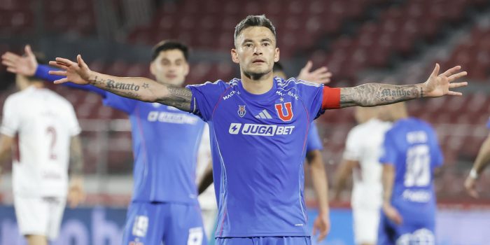 El capitán de Universidad de Chile, Charles Aránguiz, celebra su gol de penalti a los 99 minutos que ha dejado en 2-2 el partido de ida de las semifinales de la Copa Sudamericana con Lanús, este jueves en el estadio Nacional Julio Martínez Prádanos, de Santiago. EFE/ Elvis González