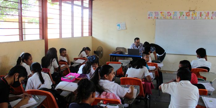 Fotografía de archivo de menores mientras asisten a clase en la Ciudad de México. EFE/Juan Manuel Blanco