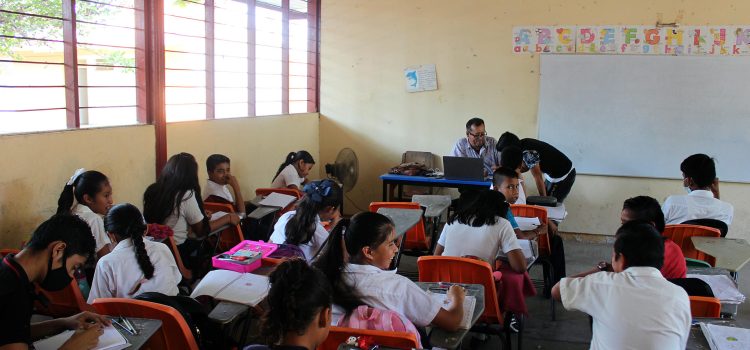 Fotografía de archivo de menores mientras asisten a clase en la Ciudad de México. EFE/Juan Manuel Blanco