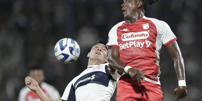 Agustín Gabriel Bolívar de Gimnasia disputa un balón con Hugo Rodallega de Santa Fe en un partido de la fase de grupos de la Copa Sudamericana entre Gimnasia y Esgrima y Santa Fe en el estadio Juan Carmelo Zerillo en La Plata (Argentina). EFE/ Demian Alday Estevez