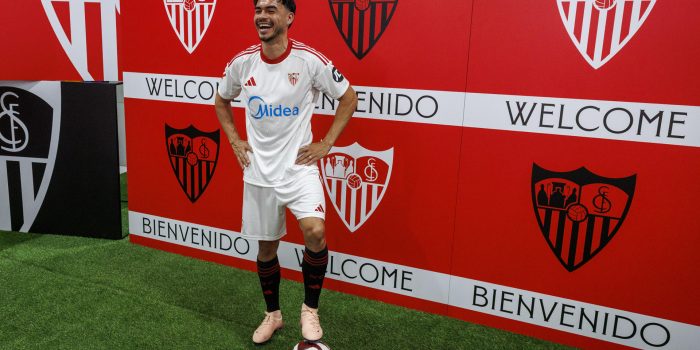 Fotografía de Julio Muñoz, en la que puede verse en una imagen de archivo del 15 de julio de 2025 al defensa chileno Gabriel Suazo durante su presentación como futbolista del Sevilla. EFE