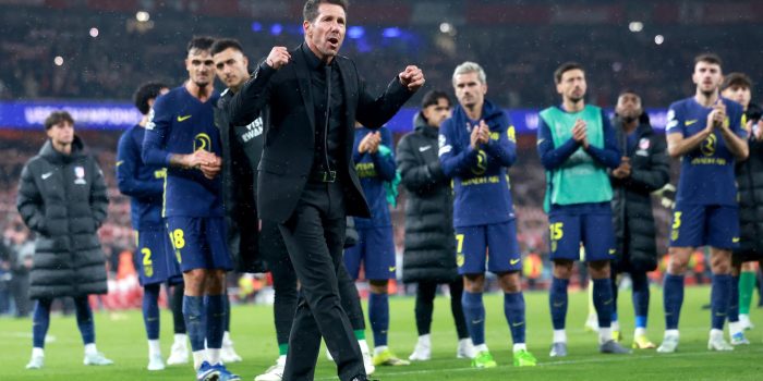 Simeone y sus jugadores aplauden a sus aficionados al final del partido con el Arsenal. EFE/EPA/NEIL HALL