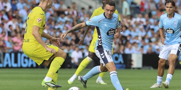 El delantero del Celta de Vigo Iago Aspas (c) presiona al defensa argentino del Villarreal Juan Foyth (i). EFE / Salvador Sas