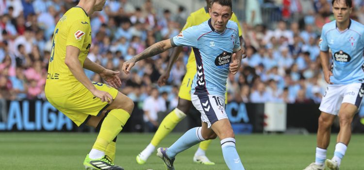 El delantero del Celta de Vigo Iago Aspas (c) presiona al defensa argentino del Villarreal Juan Foyth (i). EFE / Salvador Sas