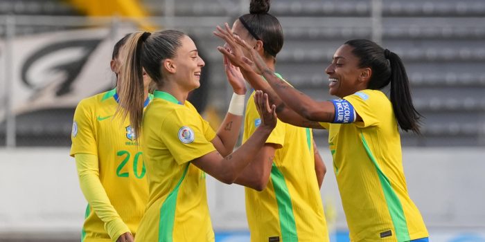 Jugadoras de la selección de Brasil celebran este miércoles la goleada por 0-6 infligida a la de Bolivia en partido de la segunda jornada del Grupo B de la Copa América jugado enel estadio Gonzalo Pozo Ripalda, de Quito. EFE/ Vicente Costales