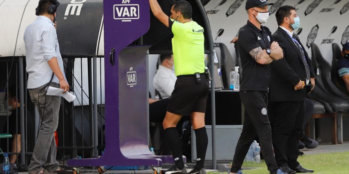 Fotografía de archivo en la que se registró a un árbitro de fútbol al revisar una jugada en el sistema de Video Asistencia Arbitra l- VAR, en Asunción (Paraguay). EFE/Nathalia Aguilar