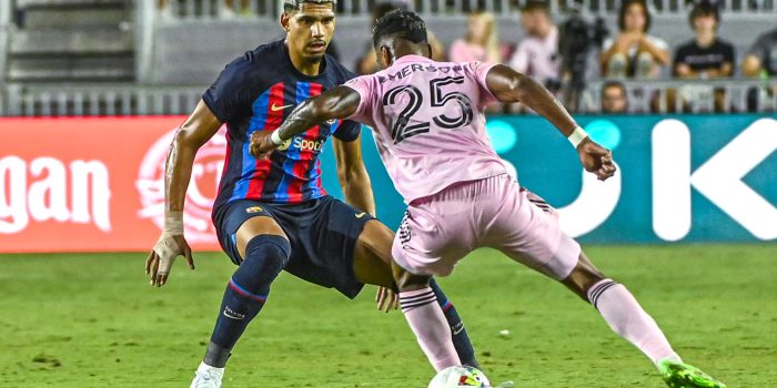 Un jugador del Inter Miami CF disputa un balón ante Ronald Araújo del FC Barcelona en un partido amistoso, en una fotografía de archivo. EFE/ Giorgio Viera