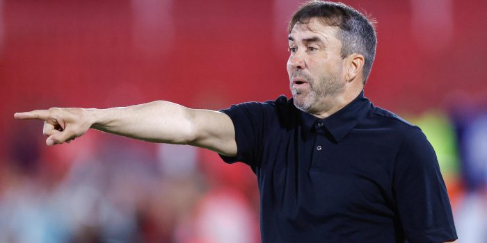 El nuevo entrenador de River Plate, Eduardo Coudet, se estrenó este jueves en el cargo con un triunfo por 1-2 ante Huracán por el Torneo Apertura del fútbol argentino. EFE/ Juan Ignacio Roncoroni