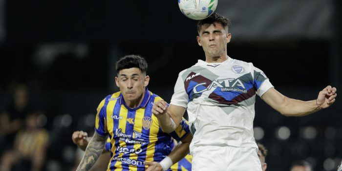 Lautaro Comas (i) de Sportivo disputa un balón con Juan Meli de Godoy este martes, en un partido de la fase de grupos de la Copa Sudamericana . EFE/ Juan Pablo Pino