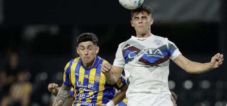 Lautaro Comas (i) de Sportivo disputa un balón con Juan Meli de Godoy este martes, en un partido de la fase de grupos de la Copa Sudamericana . EFE/ Juan Pablo Pino