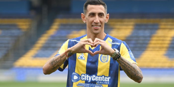 El delantero argentino Ángel Di María reacciona durante su presentación como nuevo jugador del Rosario Central en el Estadio Gigante de Arroyito en Rosario (Argentina). EFE/Sebastián Granata