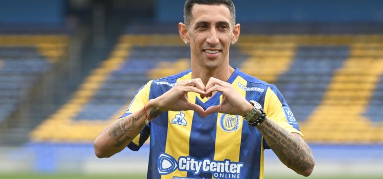 El delantero argentino Ángel Di María reacciona durante su presentación como nuevo jugador del Rosario Central en el Estadio Gigante de Arroyito en Rosario (Argentina). EFE/Sebastián Granata