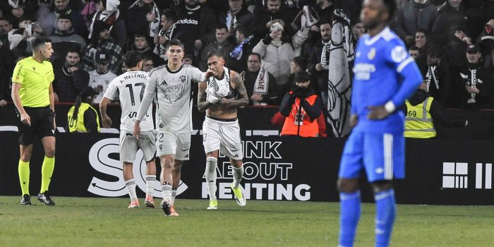 Los jugadores del Albacete celebran el tercer gol de su equipo, ante la resignación de Vinicius jr, durante el partido de octavos de final de la Copa del Rey disputado el miércoles en el estadio Carlos Belmonte. EFE/Manu