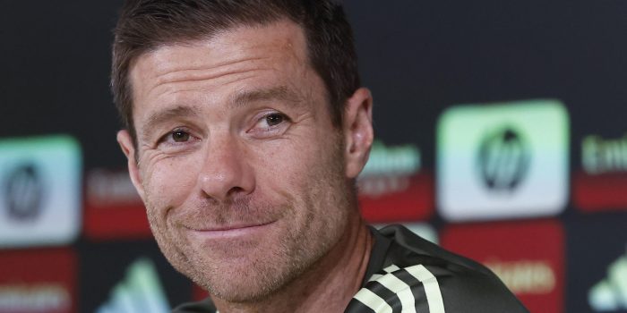 El técnico del Real Madrid, Xabi Alonso, durante la rueda de prensa posterior al entrenamiento del equipo este lunes en Valdebebas, previo el estreno liguero del equipo blanco ante Osasuna, este martes. EFE/Chema Moya