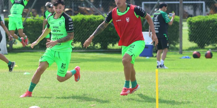 Los jugadores de la selección de Bolivia, Máximo Mamani (i), y Richet Gómez, participan en un entrenamiento este miércoles, previo al encuentro amistoso contra México en Santa Cruz (Bolivia). EFE/Juan Carlos Torrejón