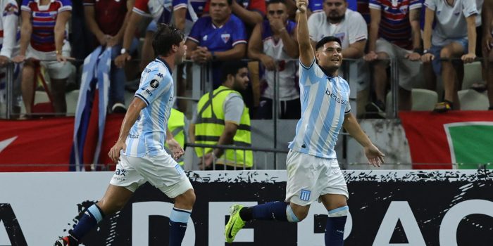 Maximiliano Salas (d) de Racing celebra un gol en un partido de la fase de grupos de la Copa Libertadores. EFE/ Jarbas Oliveira