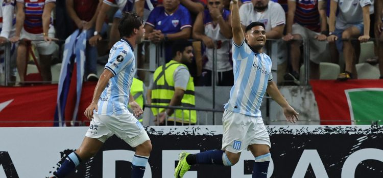 Maximiliano Salas (d) de Racing celebra un gol en un partido de la fase de grupos de la Copa Libertadores. EFE/ Jarbas Oliveira