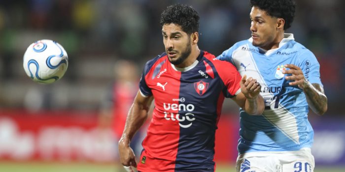 Cristiano (d), de Sporting Cristal, disputa el balón con Cecilio Domínguez, de Cerro Porteño, en un partido de la fase de grupos de la Copa Libertadores entre Sporting Cristal y Cerro Porteño en el estadio Nacional de Lima (Perú). EFE/Paolo Aguilar