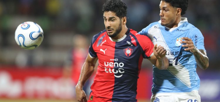 Cristiano (d), de Sporting Cristal, disputa el balón con Cecilio Domínguez, de Cerro Porteño, en un partido de la fase de grupos de la Copa Libertadores entre Sporting Cristal y Cerro Porteño en el estadio Nacional de Lima (Perú). EFE/Paolo Aguilar