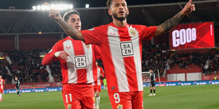 Foto de archivo del delantero colombiano Luis Suárez (d) durante un partido con el Almería. EFE/Carlos Barba
