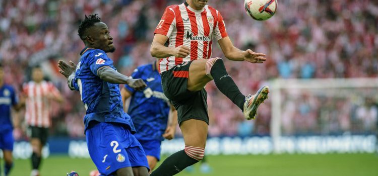El delantero del Athletic Club de Bilbao Gorka Guruzeta (d) intenta controlar el balón ante el defensa togolés del Getafe CF Djene en el estadio de San Mamés, en Bilbao en foto de archivo de Javier Zorrilla. EFE
