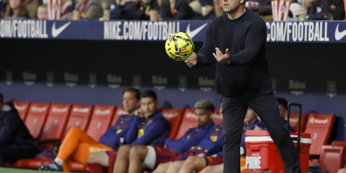El técnico alemán del FC Barcelona, Hansi Flick, durante el partido de la jornada 30 de LaLiga EA Sports que Atlético de Madrid y FC Barcelona disputan este sábado, en el Estadio Riyadh Air Metropolitano de la capital española. EFE/Mariscal.
