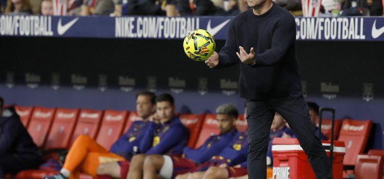 El técnico alemán del FC Barcelona, Hansi Flick, durante el partido de la jornada 30 de LaLiga EA Sports que Atlético de Madrid y FC Barcelona disputan este sábado, en el Estadio Riyadh Air Metropolitano de la capital española. EFE/Mariscal.