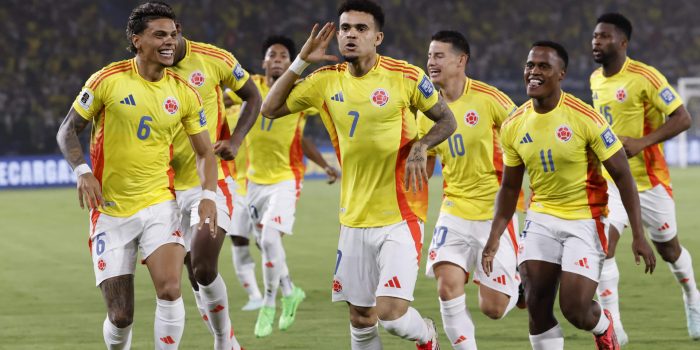 Luis Díaz (c) de Colombia celebra un gol ante Paraguay en un partido de las eliminatorias sudamericanas para el Mundial de 2026. EFE/Mauricio Dueñas Castañeda