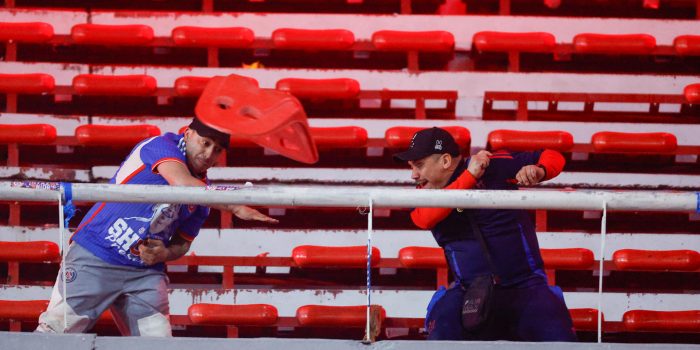 Hinchas se enfrentan en una tribuna este miércoles, en el partido de octavos de final de la Copa Sudamericana entre Independiente y Universidad de Chile en el estadio Libertadores de América en Avellaneda (Argentina). EFE/Juan Ignacio Roncoroni