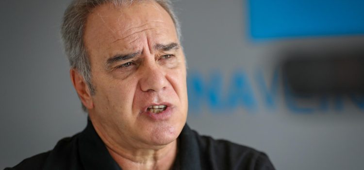 El exfutbolista uruguayo Martín Lasarte habla durante una entrevista con EFE este miércoles, en Montevideo (Uruguay). Lasarte no olvida ningún detalle de su paso por Real Sociedad y celebra cada uno de los logros que el equipo consiguió desde que en la temporada 2009-2010 lo guio a la Primera División. EFE/ Raúl Martínez