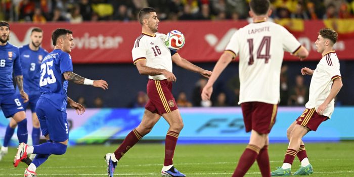 El centrocampista de la selección española de fútbol Rodri (c) controla el balón durante el encuentro amistoso que los combinados nacionales de España y Serbia disputaron en el estadio de La Cerámica, en Villarreal. EFE/Andreu Esteban