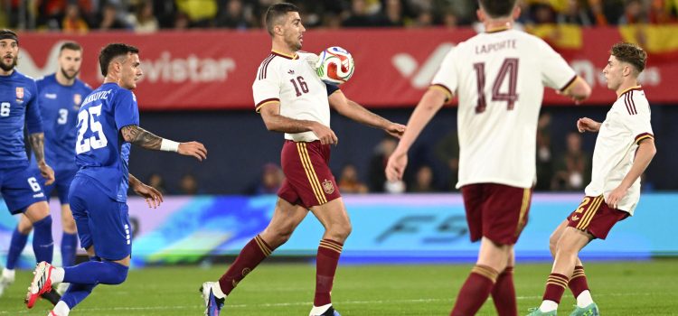 El centrocampista de la selección española de fútbol Rodri (c) controla el balón durante el encuentro amistoso que los combinados nacionales de España y Serbia disputaron en el estadio de La Cerámica, en Villarreal. EFE/Andreu Esteban