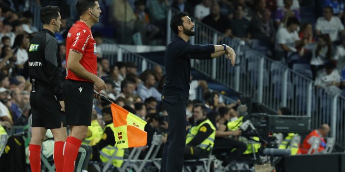 El entrenador del Real Madrid, Álvaro Arbeloa (dcha), da instrucciones a sus jugadores durante el partido de la jornada 33 de LaLiga disputado ante el Deportivo Alavés en el estadio Santiago Bernabéu, en Madrid. EFE/J.J. Guillén