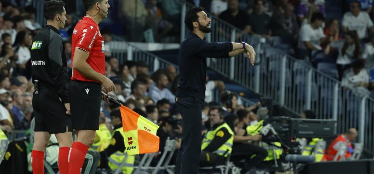 El entrenador del Real Madrid, Álvaro Arbeloa (dcha), da instrucciones a sus jugadores durante el partido de la jornada 33 de LaLiga disputado ante el Deportivo Alavés en el estadio Santiago Bernabéu, en Madrid. EFE/J.J. Guillén