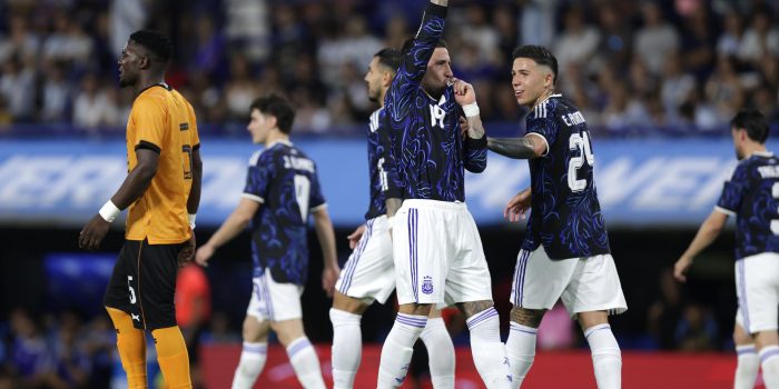 Nicolás Otamendi celebra con el brazo erguido el gol de penalti que aportó este miércoles a Argentina en la victoria por 5-0 sobre Zambia en partido de preparación para el Mundial jugado en el estadio bonaerense La Bombonera. EFE/ Adán González