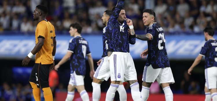 Nicolás Otamendi celebra con el brazo erguido el gol de penalti que aportó este miércoles a Argentina en la victoria por 5-0 sobre Zambia en partido de preparación para el Mundial jugado en el estadio bonaerense La Bombonera. EFE/ Adán González