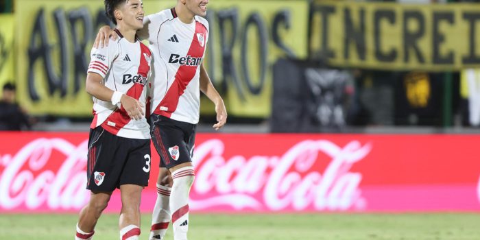 Ian Subiabre (i) y Facundo González celebran la victoria de River Plate en un partido amistoso de pretemporada contra Peñarol jugado este sábado en el estadio Domingo Burgueño Miguel de Maldonado. EFE/ Gaston Britos