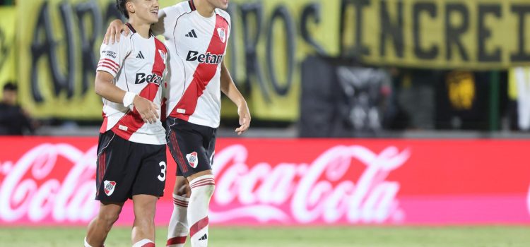 Ian Subiabre (i) y Facundo González celebran la victoria de River Plate en un partido amistoso de pretemporada contra Peñarol jugado este sábado en el estadio Domingo Burgueño Miguel de Maldonado. EFE/ Gaston Britos