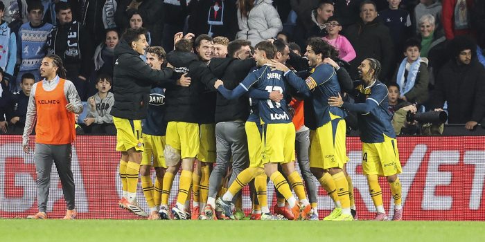 Los jugadores del Espanyol elebran el gol del equipo durante el encuentro correspondiente a la jornada 14 de Laliga EA Sports que disputaron Celta y Espanyol en el Estadio de Balaidos, en Vigo. EFE / Salvador Sas