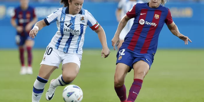 alt La centrocampista del FC Barcelona Patri Guijarro (d), intenta avanzar ante la presencia de Nerea Eizagirre, delantera de la Real Sociedad durante el partido de Liga femenina que el FC Barcelona y la Real Sociedad disputaron en el estadio Johan Cruyff de Barcelona. EFE/ Andreu Dalmau